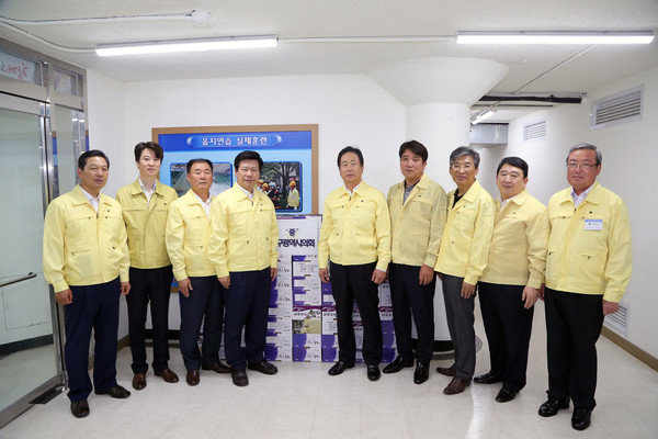 ▲ 류규하 대구시의회 의장(왼쪽 네번째)등을 비롯한 확대의장단이 22일 대구시 충무상황실을 찾아 관계자들을 격려했다.ⓒ대구시의회 제공