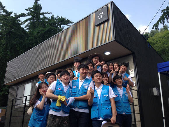 ▲ 포스코 대학생봉사단 비욘드는 스틸하우스 건축에 직접 참여, 그 의미를 더해주고 있다.ⓒ포스코