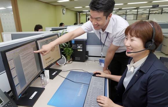 ▲ 신한은행이 22일 서울 역삼동 소재 신한은행 강남별관에 '퇴직연금 전문센터'를 오픈했다. 퇴직연금 전문센터 직원들이 업무를 보고 있는 모습. ⓒ신한은행
