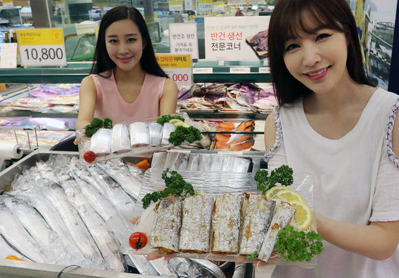 ▲ 22일 오전 서울 한강로 이마트 용산점에서 모델들이 화창한 날씨 덕에 조업량이 늘어나 가격이 저렴해진 제주산 생갈치를 선보이고 있다.ⓒ이마트