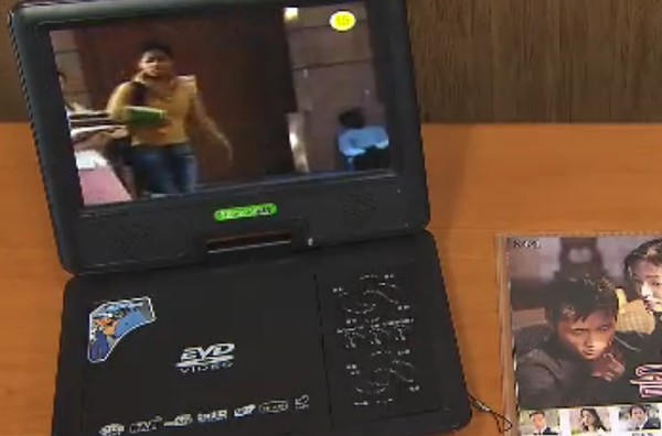 북한 당국이 갑자기 '노트텔'을 포함해 개별적으로 영상물을 시청할 수 있는 소형장치들을 몰수하고 있는 것으로 알려졌다. 사진은 중국산 노트텔 자료사진.ⓒ'SBS'중계영상 캡쳐