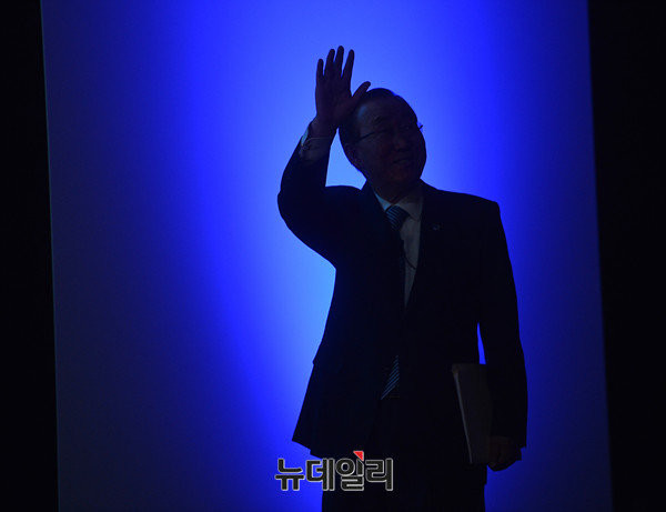 ▲ 반기문 유엔사무총장이 프랑스 칸에서 열린 칸 라이언즈 국제광고제에서 스포트라이트를 받으며 등장하고 있다. ⓒ칸(프랑스)=뉴데일리 정상윤 기자