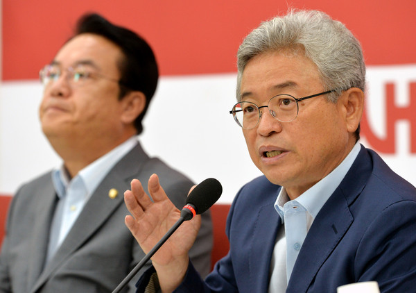 ▲ 국회 정보위원장을 맡고 있는 새누리당 이철우 의원이 23일 당 원내대책회의에 참석해 사드 배치에 대해 발언하고 있다. 뒤로 보이는 정진석 원내대표는 이날 이철우 의원의 발언에 대해 공감을 표한 것으로 전해졌다. ⓒ뉴시스 DB