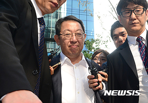 ▲ 우병우 청와대 민정수석 감찰과 관련한 직무상 기밀누설 혐의로 고발당한 이석수 특별감찰관이 22일 오전 서울 종로구 청진동 사무실로 출근하고 있다. ⓒ뉴시스