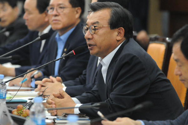 ▲ 새누리당 이정현 대표가 23일 전주 전북도청에서 열린 새누리당 광주·전남·전북 예산정책협의회에 참석해 모두발언을 하고 있다. 뒷쪽으로 이 지역 출신 정운천 의원의 모습이 보인다. ⓒ뉴시스 사진DB