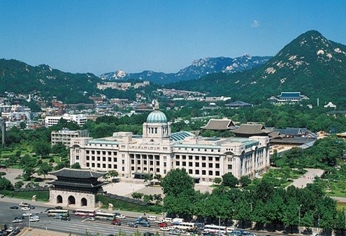 ▲ 경복궁을 가로막은 일제시대 조선총독부 건물. 5.10총선후 제헌국회 의사당이자 건국정부청사 '중앙청'으로 사용된 르네상스식 석조 5층건물, 사진은 1995년 김영삼정부가 철거하기 전 모습이다. 멀리 북악산아래 노태우정부가 새로 지은 청와대가 보인다.(자료사진)