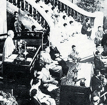 ▲ 제헌국회 개원회의를 주재하는 이승만 의장. 이곳 의사당서 제헌의원들은 6월1일부터 헌법제정을 강행군한다.(자료사진)