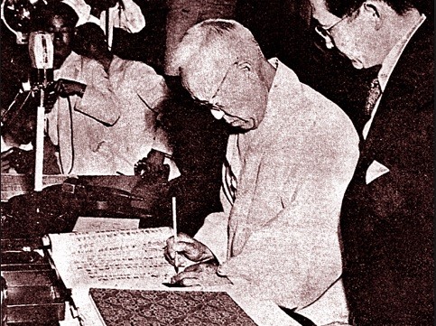 ▲ 확정된 제헌 헌법에 서명하는 이승만 국회의장.(자료사진)