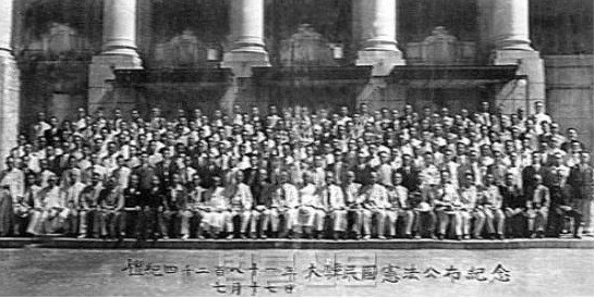 ▲ 7월 17일 헌법을 공포한 날, 제헌의원들이 중앙청 국회의사당 앞에서 기념촬영(자료사진).