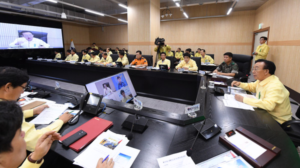 ▲ 김관용 경북도지사가 23일 경북도청 충무시설 종합보고장에서 열린 을지연습 실시에 맞춰 안보의 중요성을 강조하고 있다.ⓒ경북도 제공