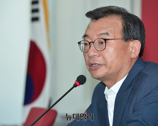 ▲ 새누리당 이정현 대표가 23일 서울 동작구에 있는 소상공인 연합회를 방문해 "소상공인 문제가 곧 대한민국 문제"라고 말했다. ⓒ뉴데일리 정상윤 기자