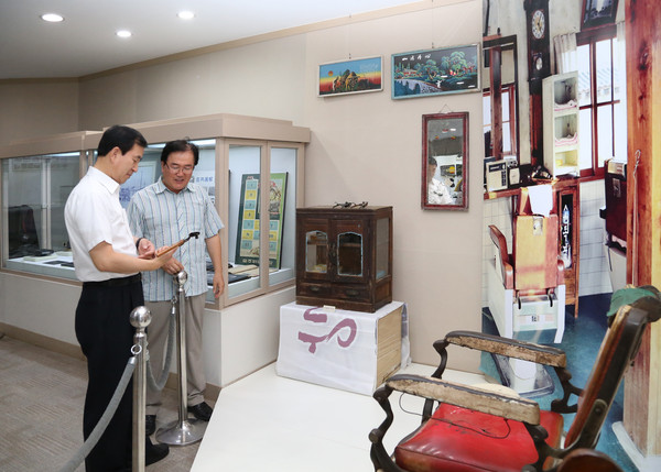 ▲ 조길형 충주시장이 박물관을 둘러보고 있다.ⓒ충주시