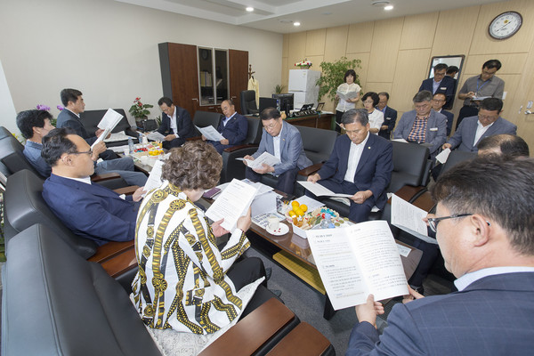 ▲ 경북도의회 농수산위는 23일 고온현상에 따른 농축수산물 등에 피해 발생에 따른 확산방지 대책을 논의했다.ⓒ경북도의회 제공