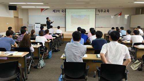 ▲ 공무원들이 직무 관련 교육을 받고 있는 모습ⓒ한국자산관리공사