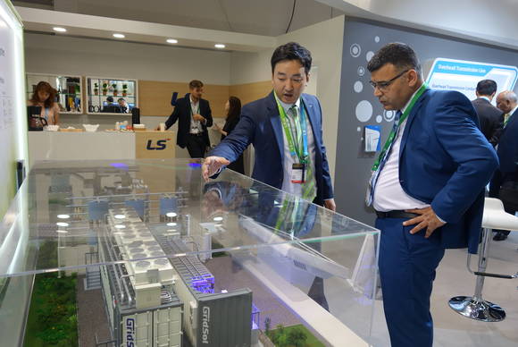 ▲ LS산전은 전 세계 전력산업계 리더들이 대거 참가하는 CIGRE에 전기 송·배전 과정에서 필수적으로 필요한 무효전력을 보상해 전력 계통을 안정적 유지하는 STATCOM 기술을 선보였다.ⓒLS산전