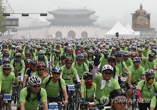 ▲ 서울 광화문광장 옆 세종대로에서 열린 '2013 하이서울 자전거 대행진'에서 5000여 참가자들이 힘차게 출발하고 있다. ⓒ 연합뉴스
