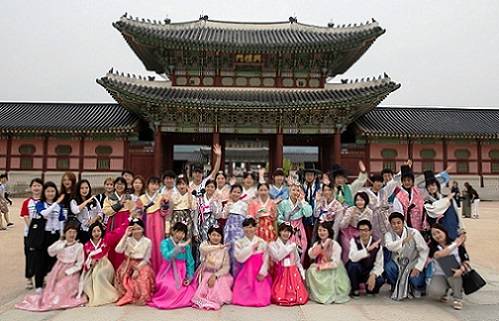 ▲ 한성대 '썸머 스쿨'에 참가한 외국인 학생들이 지난 19일 서울 경복궁에서 진행된 한국 문화 체험 프로그램에서 기념 사진을 촬영하고 있다. ⓒ한성대