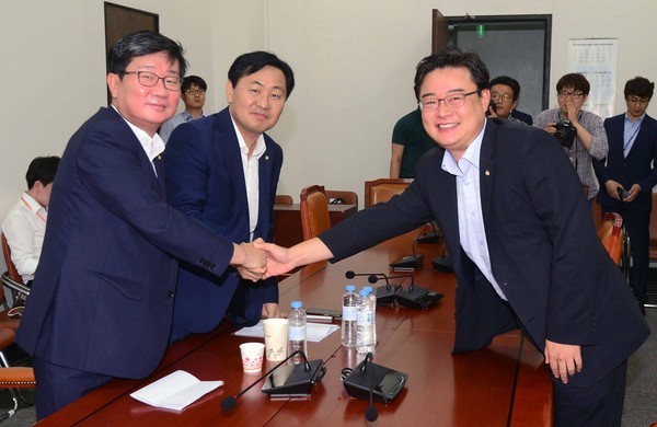 ▲ 새누리당 김성원 의원(오른쪽)이 ⓒ뉴시스 DB