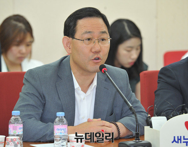 ▲ 새누리당 주호영 의원이 24일 최고위원·중진의원 연석간담회에서 우병우 사태의 해법을 이정현 대표가 청와대에 건의해야 한다고 강조하고 있다. ⓒ뉴데일리 이종현 기자