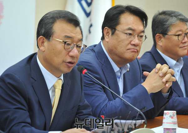 ▲ 24일 최고위원·중진의원 연석간담회에서 새누리당 이정현 대표가 공개 모두발언을 하고 있는 가운데, 옆자리의 정진석 원내대표가 두 손의 깍지를 끼운 채 생각에 잠겨 있다. 정진석 원내대표는 이날 페이스북을 통해 우병우 민정수석의 거취 결단을 우회적으로 촉구했다. ⓒ뉴데일리 이종현 기자