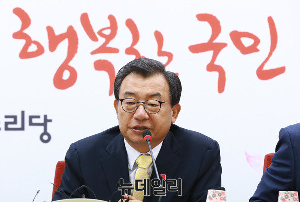 ▲ 새누리당 이정현 대표가 24일 최고위원·중진의원 연석간담회에서 제기된 우병우 민정수석의 거취와 관련한 참석자들의 발언에 대해 자신의 입장을 밝히고 있다. ⓒ뉴데일리 이종현 기자