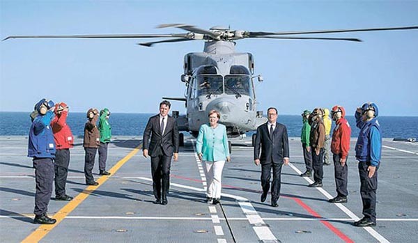 ▲ 지난 22일(현지시간) 이탈리아를 찾은 앙겔라 메르켈 총리는 이 자리에서 만난 프랑수아 올랑드 프랑스 대통령, 마테오 렌치 이탈리아 총리와 함께 항공모함 '가리발디'호에 올라 EU 안보 강화를 위해 노력할 것이라고 밝혔다. ⓒ뉴시스-AP. 무단전재 및 재배포 금지.