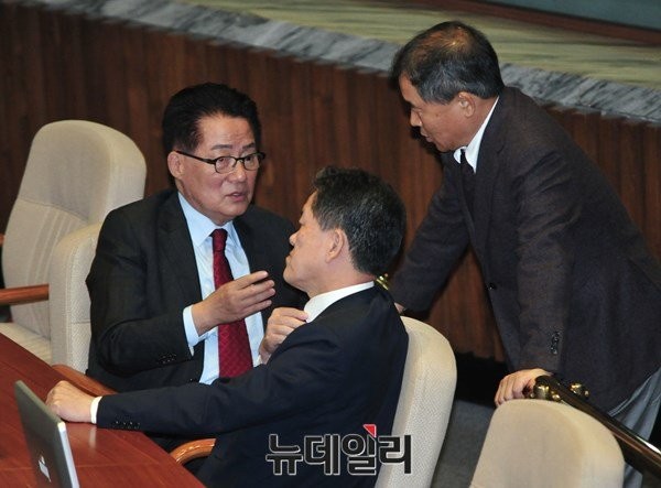 ▲ 국민의당 박지원 비상대책위원장은 북한의 3대 세습과 핵개발·탄도미사일 위협 등 변화된 안보 환경을 인식하지 못하고, 김대중 전 대통령을 탄생시켰던 낡은 포지셔닝을 고집했다는 비판을 받고 있다. ⓒ뉴데일리 이종현 기자