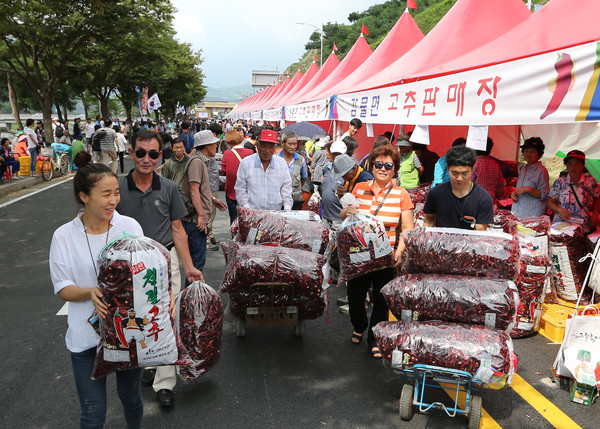 ▲ 지난해 괴산 고추직판장 모습.ⓒ괴산군