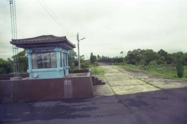 ▲ 북한이 최근 탈북이 잇따르자 판문점 '돌아오지 않는 다리' 북측에 대인지뢰를 매설한 것으로 알려졌다. 사진은 '돌아오지 않는 다리'.ⓒ정부기록사진-E영상기록관 화면 캡쳐