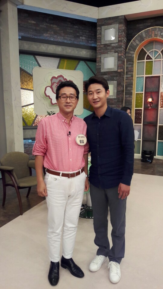 ▲ 저는 국제경기에서 남과 북을 모두 응원합니다. 가령 남북이 대결하는 축구경기라면 전반전은 북측을, 후반전은 남측을 응원하지요. 사진은 지난 7월 20일 TV조선 ‘모란봉클럽’ 녹화방송에 함께 출연한 한일월드컵영웅 이천수 축구선수와 찍은 것입니다. [사진 = 림일 작가]