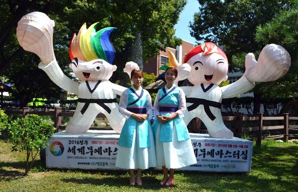 ▲ ‘2016 청주세계무예마스터십’의 꽃인 대회 시상식 도우미 의상이 24일 공개됐다.ⓒ충북도