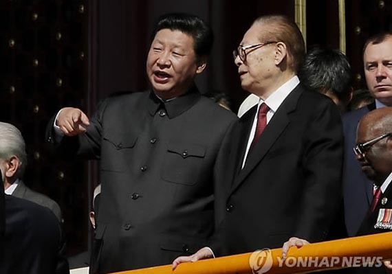 ▲ 2015년 9월 '짝퉁 전승절'에서 장쩌민 前공산당 중앙군사위원회 주석에게 설명하는 시진핑 中공산당 총서기. 이들의 권력투쟁은 아직 끝나지 않은 것으로 보인다. ⓒ연합뉴스. 무단전재 및 재배포 금지.