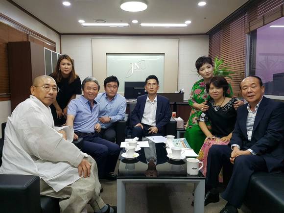 ▲ 제이앤유글로벌은 23일 가산디지털단지에 위치한 본사에서 홍건표 대표(사진 가운데)와 중국 광채그룹 린제이 회장(왼쪽 두 번째)이 참석한 가운데 국내외 부동산개발과 관련한 MOU를 체결했다.ⓒ제이앤유글로벌