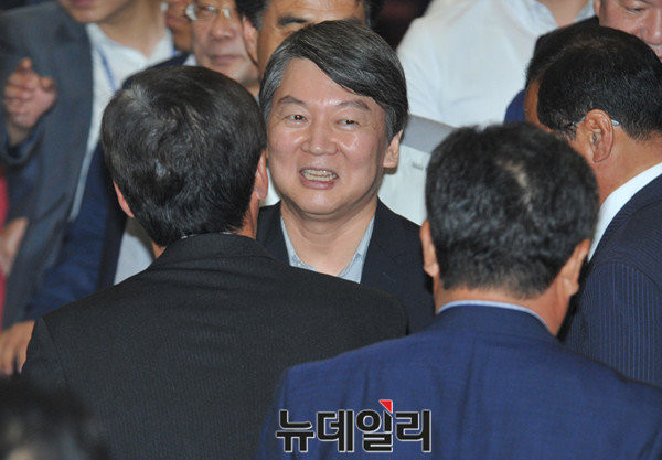 ▲ 국민의당 안철수 전 상임공동대표가 미국에서 돌아온 뒤 정치행보를 넓히며 존재감 부각에 나서고 있다. ⓒ뉴데일리 이종현 기자