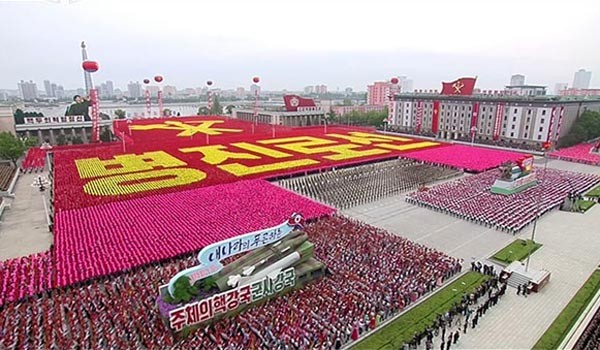 ▲ 김정은은 집권 이후 '핵·경제 병진노선'을 내세우고 있다. 하지만 북한 주민들은 김정은을 '핵병X'으로 보는 듯하다. 사진은 지난 5월 제7차 노동당 대회 이후 군중대회 모습. ⓒKBS 관련보도 화면캡쳐
