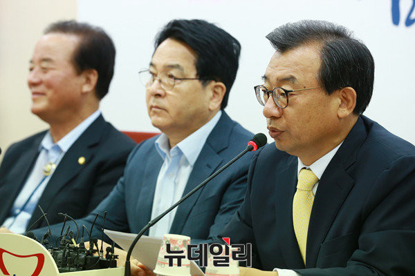 ▲ 새누리당 심재철 국회부의장이 25일 CBS라디오에 출연해 우병우 청와대 민정수석비서관이 검찰 출석 전 스스로 거취를 결단할 것을 권고했다. 사진은 전날 서울 여의도 당사에서 열린 최고위원·중진의원 연석간담회에 참석해 있는 심재철 부의장의 모습. 왼쪽은 정갑윤 전국위의장, 오른쪽은 이정현 대표다. ⓒ뉴데일리 이종현 기자