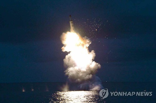 24일 북한 김정은 SLBM시험발사를 마치고 북한군 앞메 모습을 드러내고 있다.ⓒ연합뉴스