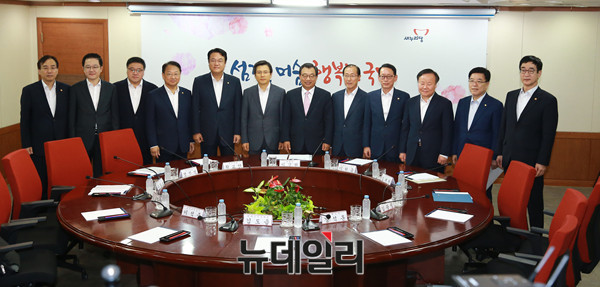 ▲ 왼쪽부터 이석준 국무조정실장, 강석훈 청와대 경제수석, 안종범 정책조정수석, 유일호 경제부총리 겸 기획재정부 장관, 정진석 새누리당 원내대표, 황교안 국무총리, 이정현 새누리당 대표, 이원종 대통령비서실장, 김도읍 새누리당 원내수석부대표, 김재원 청와대 정무수석, 김광림 새누리당 정책위의장, 이준식 사회부총리 겸 교육부 장관. ⓒ 뉴데일리 이종현 기자