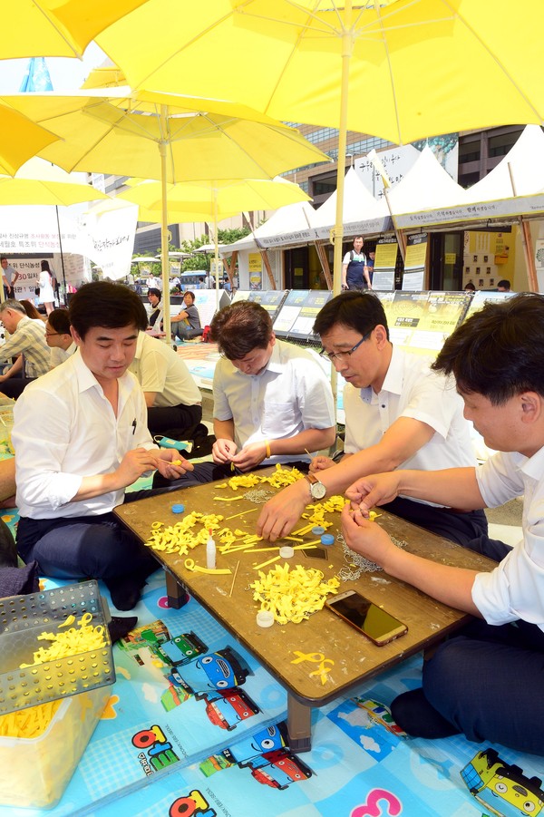 ▲ 25일 오후 서울 종로구 광화문 세월호 농성장을 찾은 더불어민주당 초선의원인 김병욱(왼쪽부터), 기동민, 위성곤, 김영진 의원이 세월호 리본을 만들고 있다. ⓒ뉴시스
