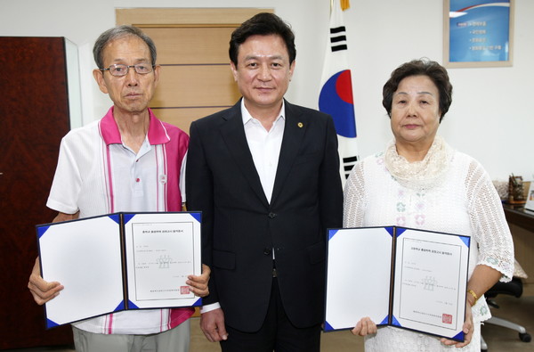 ▲ 김병우 충북도교육감이 25일 검정고시 최고령 합격자들에게 합격증서를 수여했다.ⓒ충북도교육청