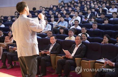 ▲ 홍윤식 행정자치부 장관을 비롯한 참석자들이 12일 오후 정부서울청사 별관 대강당에서 열린 8월 직원 소통 한마당에서 ‘부정청탁 및 금품 등 수수금지법’과 관련된 청렴 특강을 듣고 있다. ⓒ연합뉴스