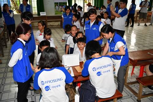 ▲ 미소원정대가 효성의 베트남 사업장 인근 푸옥티엔 초등학교를 방문해 어린이들의 기초 건강검진을 실시하고 있다. ⓒ효성그룹