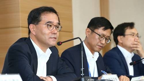 ▲ 이찬우 기획재정부 차관보는 25일 서울 정부청사 브리핑룸에서 가계부채관리방안에 대해 설명하고 있다. ⓒ금융위원회