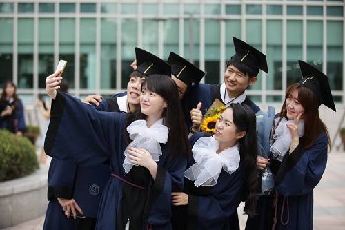 ▲ 25일 서울 종로구 성균관대학교에서 진행된 '2015학년도 후기 학위수여식'에서 성대 졸업생들이 기념사진을 촬영하고 있다. ⓒ성균관대