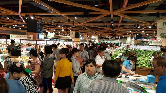 롯데마트 고밥점 2층 매장에서 베트남 고객들이 장을 보고 있다. ⓒ뉴데일리경제