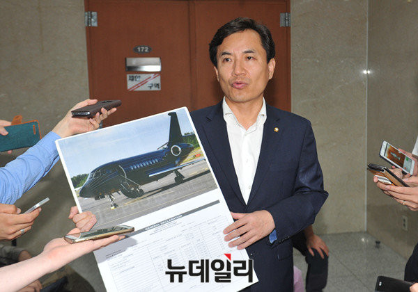 ▲ 새누리당 김진태 의원이 26일 국회에서 기자회견을 열고 이날 대우조선해양 비리에 연루된 혐의로 구속영장 실질심사를 받는 박수환 뉴스컴 대표와 모 유력 언론사 언론인과의 유착 관계에 관해 폭로하는 기자회견을 하고 있다. ⓒ뉴데일리 이종현 기자