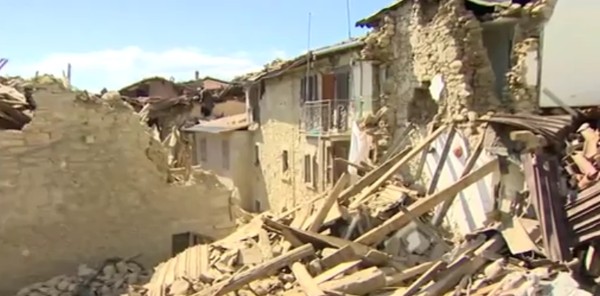 이탈리아 중부에서 발생한 규모 6.2의 강진으로 현재까지 최소 250명이 사망하는 등 인명피해가 커지고 있다. 사진은 지진으로 붕괴된 아마트리체 인근 산탄젤로 마을 모습.ⓒ美'CNN'중계영상 캡쳐