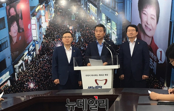 ▲ 대구경북지역 국회의원 11명이 공동으로 성명을 내고 사드배치 찬성과 북한의 잠수함발사탄도미사일 발사를 강력 규탄했다.왼쪽부터 정태옥, 정종섭, 백승주 의원.ⓒ뉴데일리