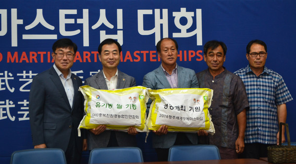 ▲ (사)충북친환경농업인연합회가 26일 ‘2016청주세계무예마스터십’ 조직위원회에 유기농 쌀 22포를 기탁했다.ⓒ충북도