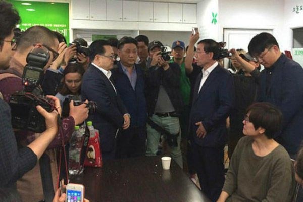 ▲ 박원순 서울시장 지지자들이 트위터 등 SNS에서 공유하는 사진. 박원순 시장이 지난 5월 17일 서울 종로구 무악 2구역 재개발 현장을 찾아 철거중단 지시를 내리는 모습이다. ⓒ트위터 캡쳐